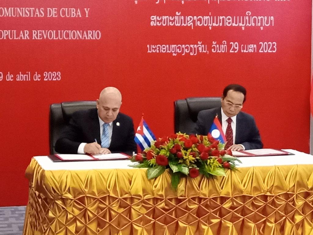 ZenaidaG2021's tweet photo. #Cuba 🇨🇺🇱🇦La Delegación que encabeza @DrRobertoMOjeda en #Laos cumplen un intenso programa. Se firmó acuerdo de cooperación, entre #PCC y #PPRL, memorando de entendimiento entre las escuelas partidistas y las organizaciones juveniles rubricaron un acuerdo de cooperación. 🇨🇺🇱🇦 https://t.co/ItVHZwdhX9