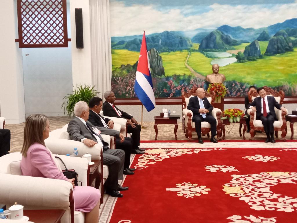 ZenaidaG2021's tweet photo. #Cuba 🇨🇺🇱🇦La Delegación que encabeza @DrRobertoMOjeda en #Laos cumplen un intenso programa. Se firmó acuerdo de cooperación, entre #PCC y #PPRL, memorando de entendimiento entre las escuelas partidistas y las organizaciones juveniles rubricaron un acuerdo de cooperación. 🇨🇺🇱🇦 https://t.co/ItVHZwdhX9