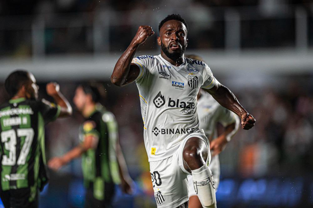 Deus sabe de todas as coisas! 🙏🏾
Muito feliz em poder marcar mais uma vez com essa camisa. Grande jogo de todo o time e uma vitória importante. Lutaremos até o fim, porque isso aqui é Santos. 🙌🏾💪🏾🤍🖤