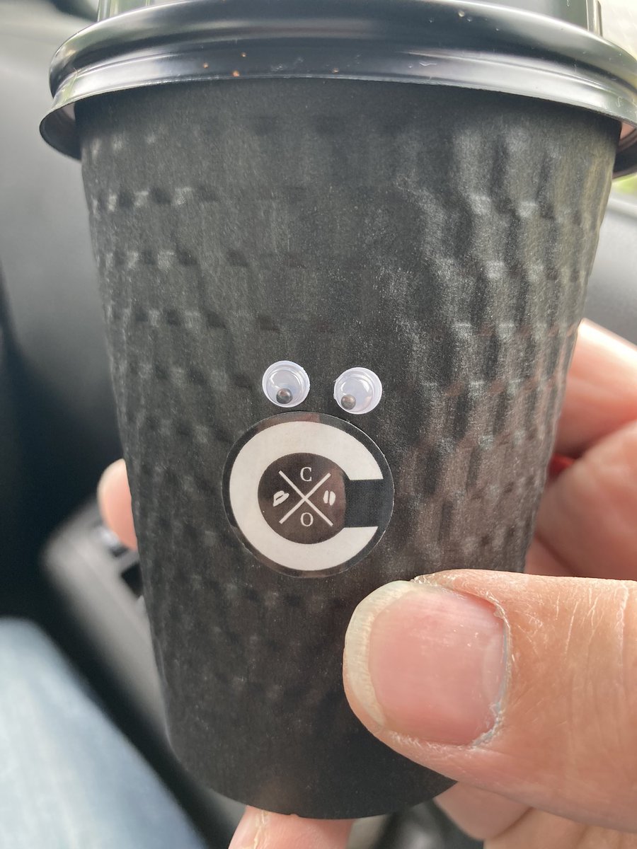 sosurfacer's tweet photo. 珈琲買ったら目がついてきた
#cococoffee

ドミニカのワイニーナチュラル美味しいなぁ…（最近覚えた） https://t.co/4sn2dLyIEG
