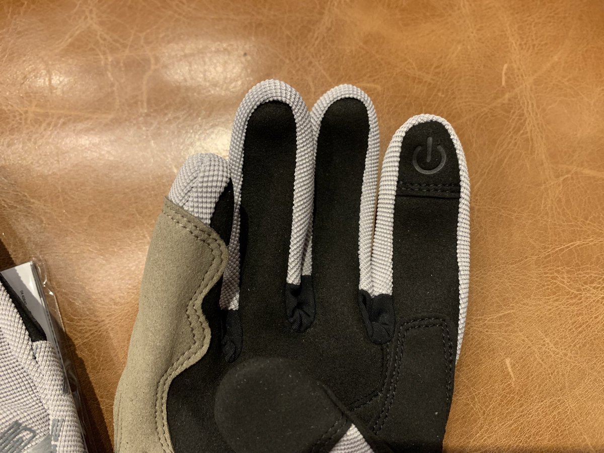ScramblerOsaka's tweet photo. 新しいグローブが入荷いたしました🧤

インナーメッシュになっておりますのでこれからの季節で汗をかいても大丈夫🙆‍♀️
スマホ対応にもなってますので便利性もかなり良いです♪
お値段も控えめになっておりますので是非🐣

98107756_
¥7,718 ＋tax

#ドゥカティ 
#DUCATI 
#ドゥカティいいじゃん https://t.co/exNxl0TNHr