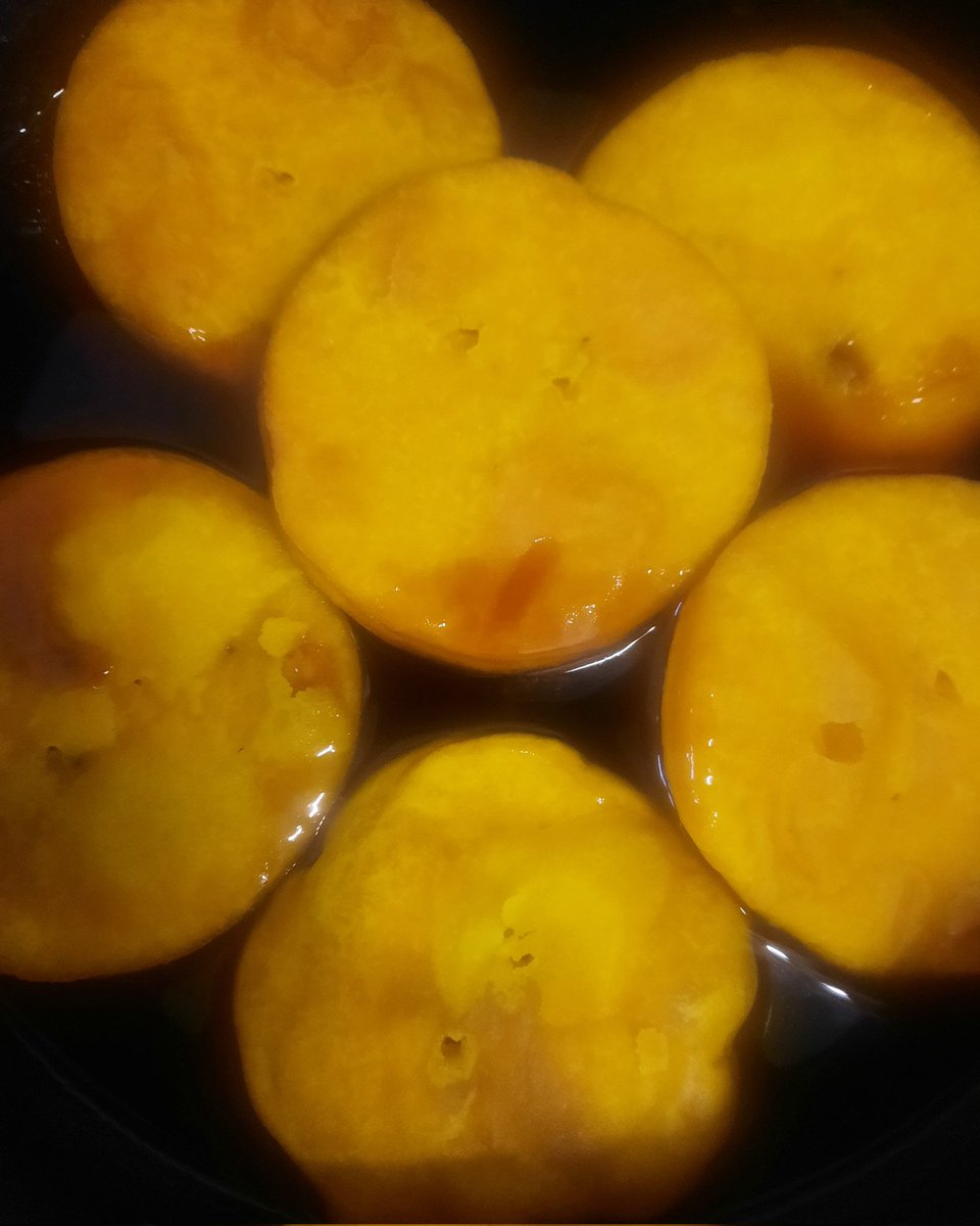ChileEscapada's tweet photo. Uma chuvinha chama a comer! Quem já ouviu falar das tradicionais Sopaipillas ?  Viajar na cultura local é muito gostoso! #sopaipilla #lluvia #viajarecomer https://t.co/9ImK13vn2I