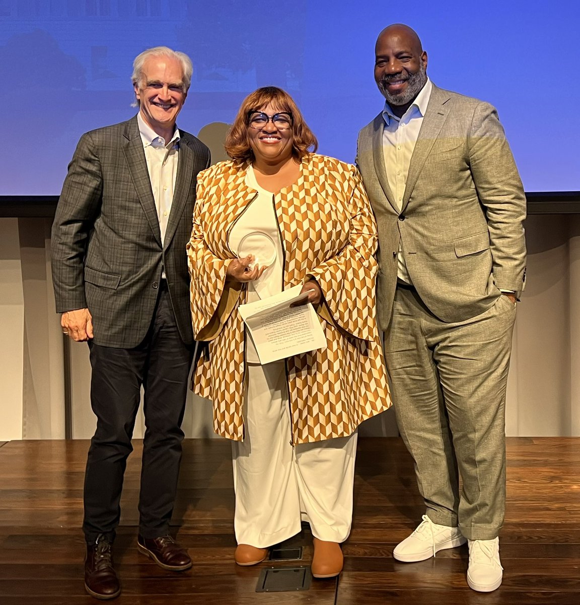 AlphonsoVM's tweet image. So proud of @Eugeniaharvey, recipient of a #Columbia Journalism School alumni award today! Congratulations Eugenia, and kudos to other @columbiajourn award recipients @shujaNawaz, @soniagoldenberg, @cmsennott, @GinaSKChua, @VALERIEinNYT and Anika Collier Navaroli. #alumniweekend