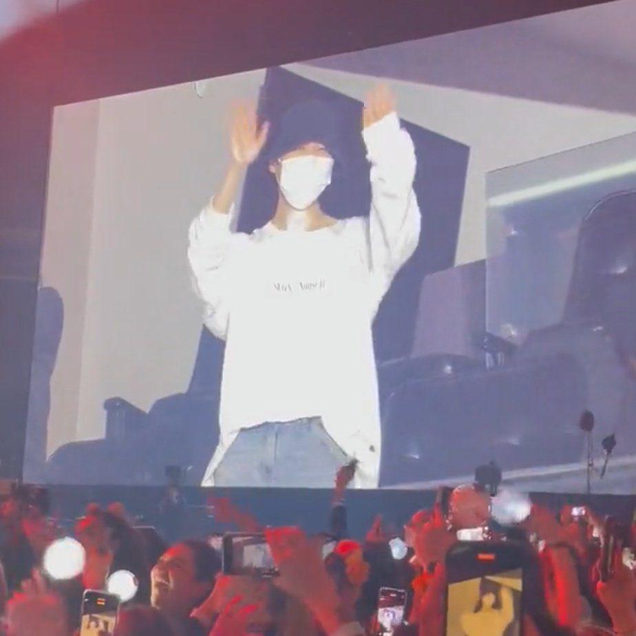 kiss_seven7's tweet photo. — El día de hoy #JIMIN asistió al concierto de #SUGA, por lo que lo enfocaron en las pantallas

🐥: *Saluda y hace reverencias*
🐱: Gracias Jimin 
💜: *Army grita por ver a Jimin en la pantalla grande*
🐱: ¡Esperen, esperen, concéntrense en mí! ¡Este es mi concierto! [+] https://t.co/Fj4l6ETrz8