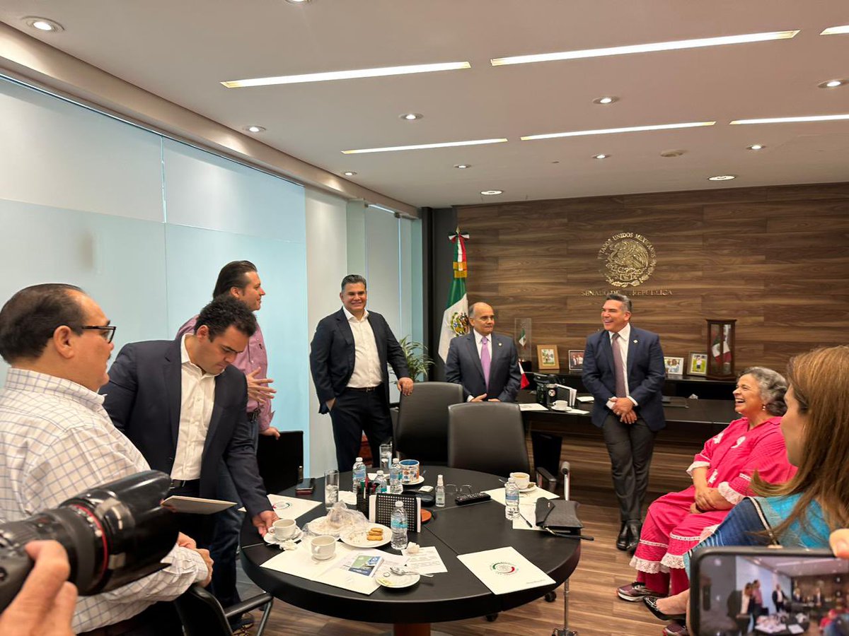 WillyOchoa_G's tweet photo. Agradezco la invitación de mi amigo el Presidente del PRI, @alitomorenoc y del Coordinador de los Senadores, @manuelanorve, a la instalación de la Comisión Permanente en el Senado. Qué gusto saludar y platicar con mis amigas Beatriz Paredes, Caro Viggiano, y con Pablo Angulo, Mario Zamora, y Jorge Carlos Marín. Desde el PRI, vamos a seguir defendiendo a nuestras instituciones y dando la cara por las y los mexicanos.