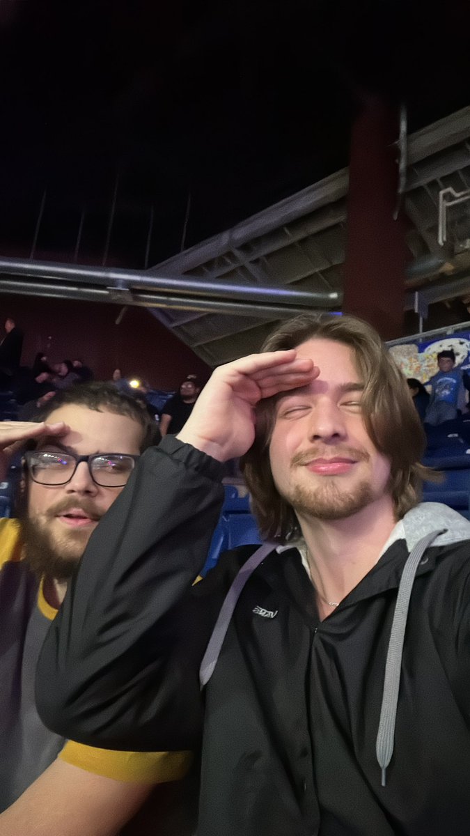 _cadok5_'s tweet photo. Looking for logan paul at #WWEBeaumont https://t.co/2R0VGaArOK