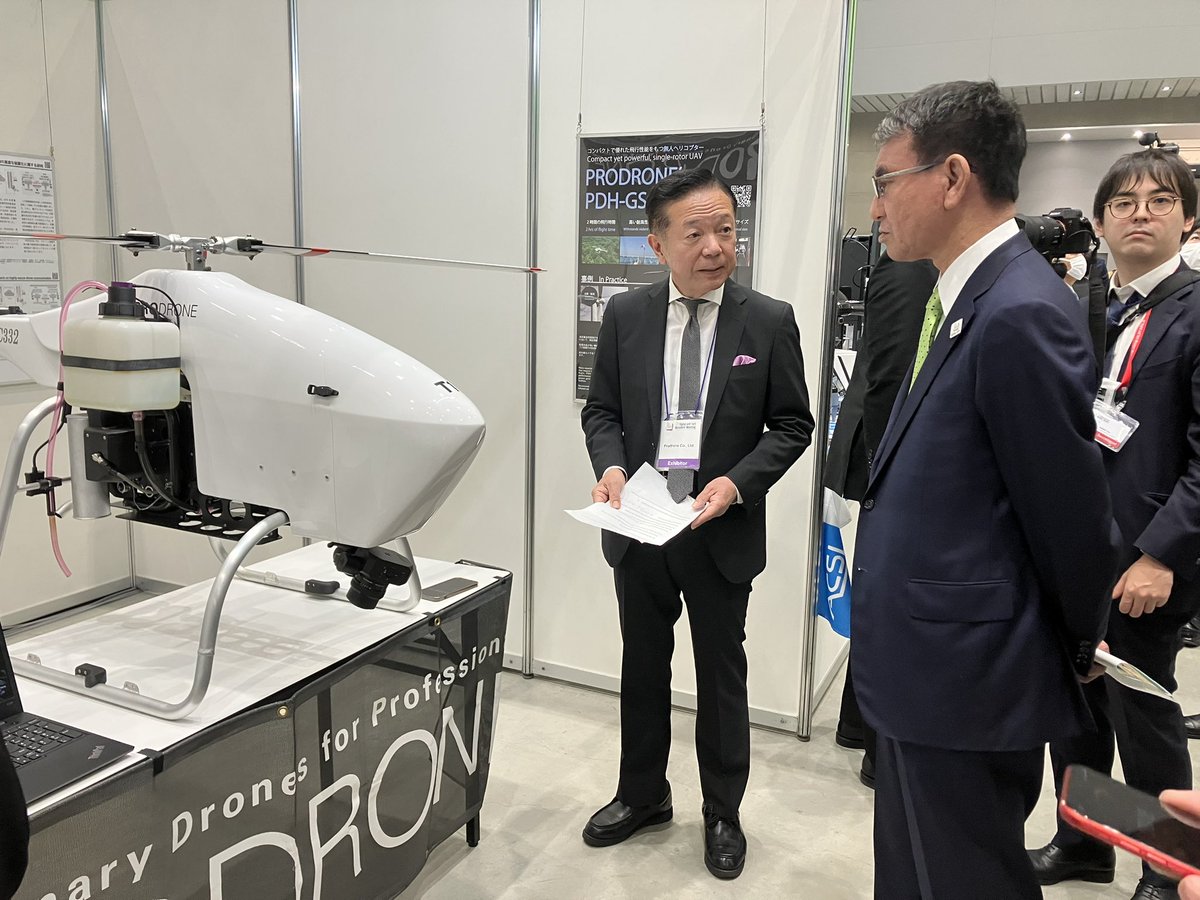 prodronejp's tweet photo. ただいま出展中のG7群馬高崎デジタル・技術大臣会合「デジタル技術展」のPRODRONE ブースに、河野大臣が視察に訪れました。

社長、英語を必死で練習したのに、相手は河野さんで練習成果を発表できず。

#群馬高崎
#g7
#デジタル技術展
#河野太郎
#PDHGS120
#無人ヘリ
#prodrone
#ドローン https://t.co/VTNIhAR018