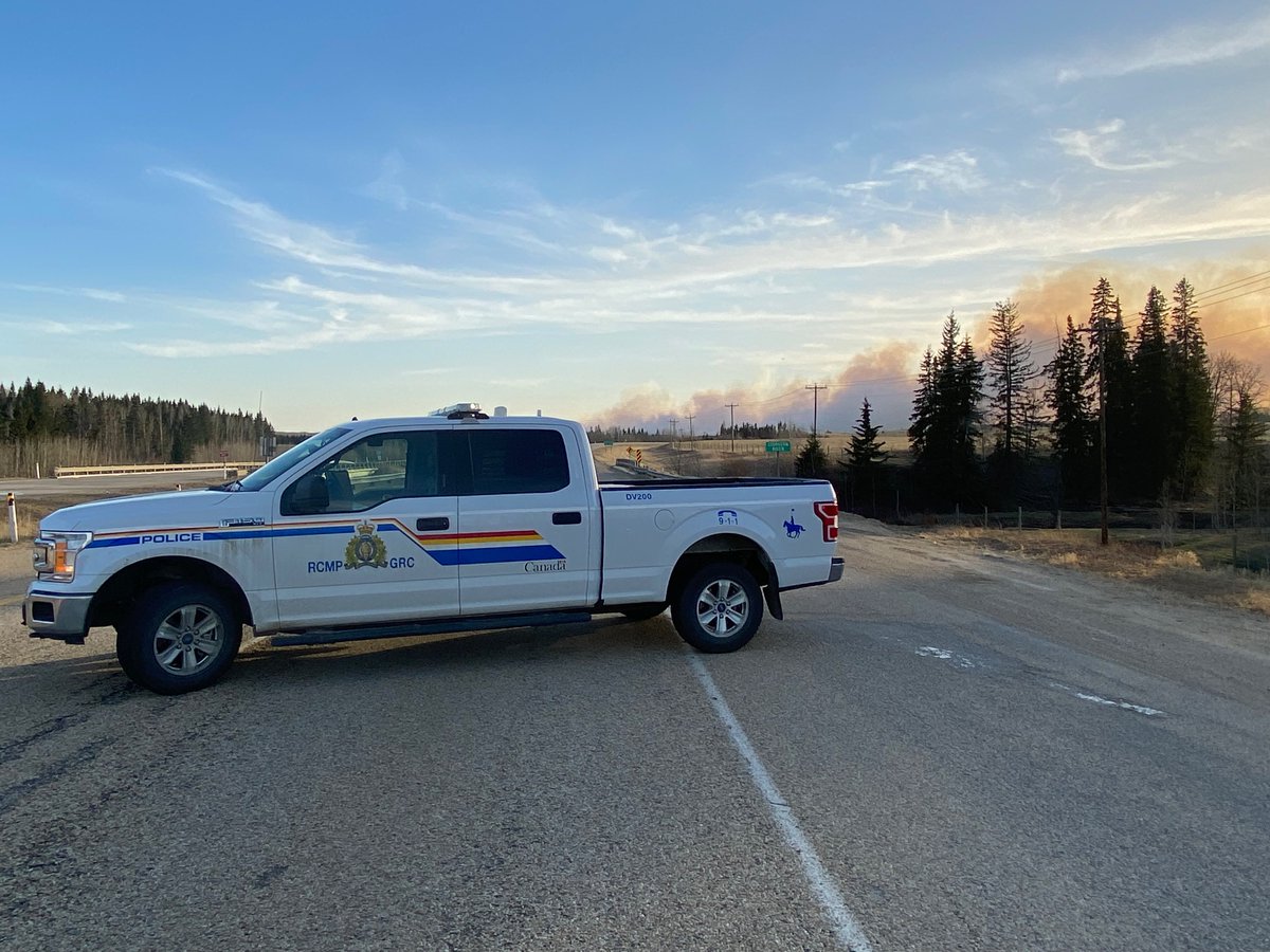 The Yellowhead Highway is now officially closed at RR 65 heading westbound. I’m told by RCMP they plan to close eastbound too, just need more resources for roadblocks. #yegtraffic  #EntwistleFire