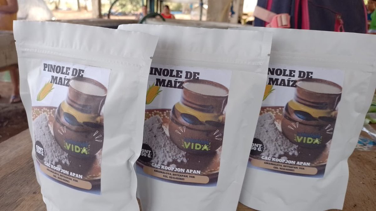 Raul_PaulinH's tweet photo. Gracias a las cosechas de las parcelas de las y los productores👩🏻‍🌾🧑🏻‍🌾 de #SembrandoVida, #hoy en la región sur de #Veracruz se elaboran  bebidas ancestrales como el pinole de #maíz 🌽con #cacao. #ProducirYTransformar https://t.co/O7xv6ZdaGq