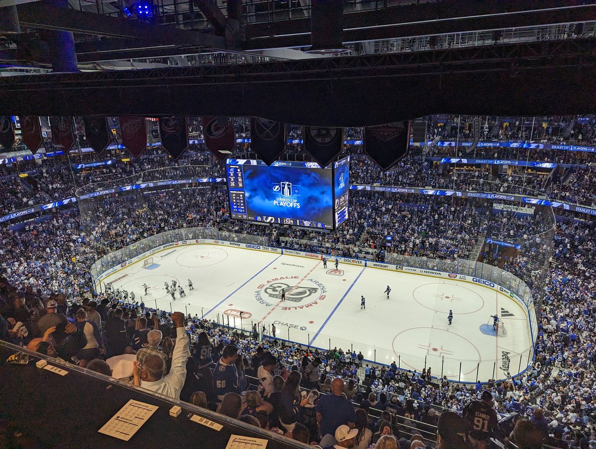 reporterchris's tweet photo. The #leafs advance past the first round of the Stanley Cup Playoffs for the first time since 2004. 

John Tavares gives a tortured generation of fans a moment they'll never forget. https://t.co/DMZ9feJaKF