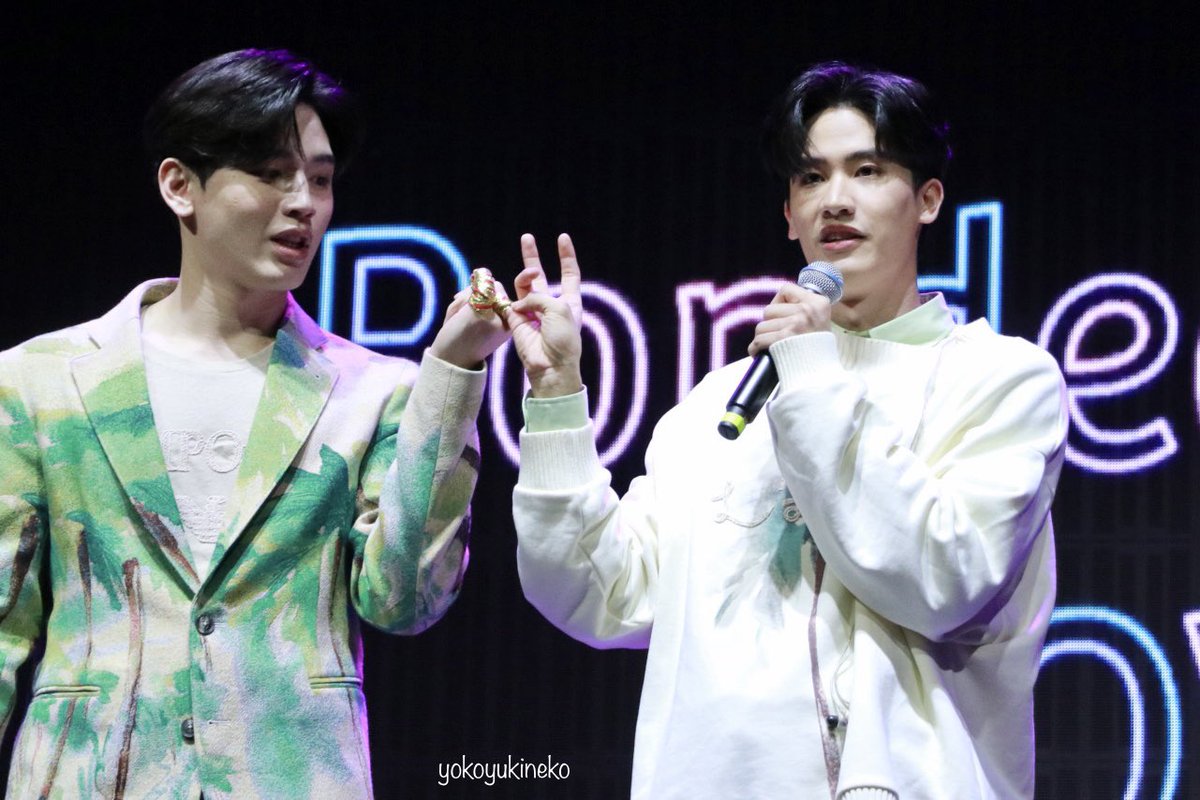 yokoyukineko's tweet photo. ด้ายแดงที่พันแน่นจนนิ้วก้อยห้อเลือด 😂
แปลว่าเตนิวจะไม่พรากจากกันตลอดกาลแล้วนะคะ 🫢

นิววี่ขำ แต่พี่เตไม่ได้ขิงโพก้าใช่มั้ยคะ หนุคิดไปเองแหละเนอะ 🫠
@Tawan_V @new_thitipoom 

#เตนิว #TayNew1stFMSG https://t.co/rR4LP5CL1i