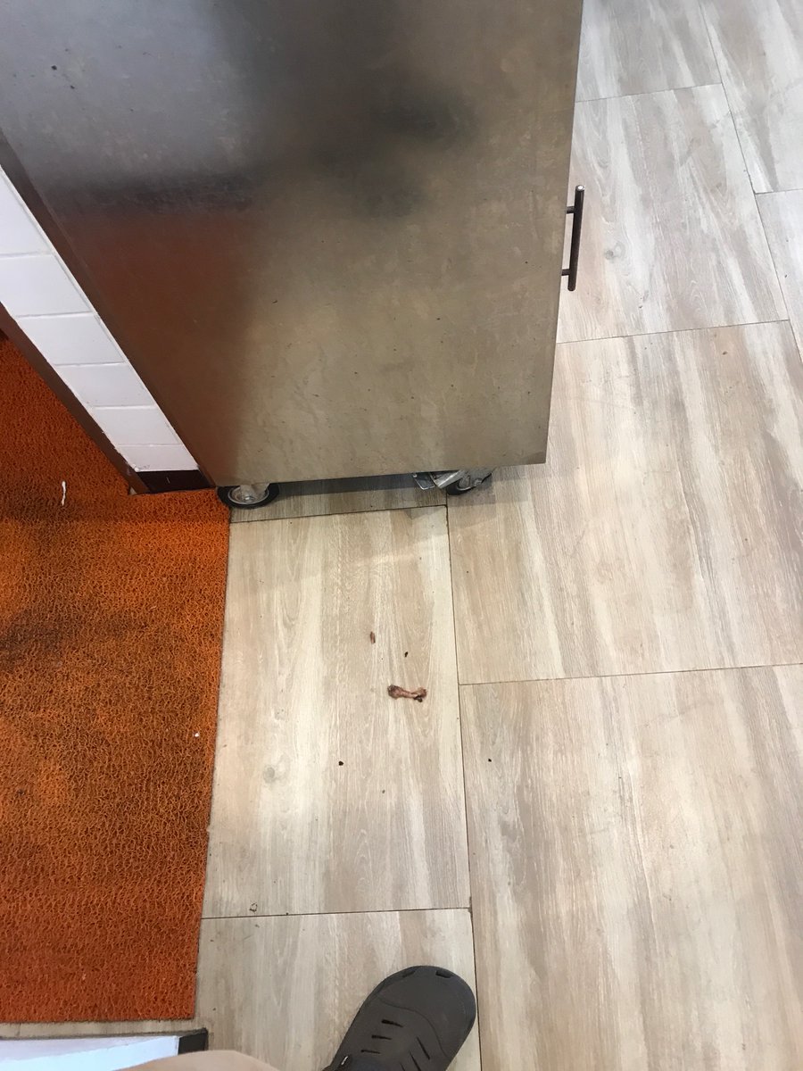 awabjr's tweet photo. KFC yg paling tidak proper = KFC Stasiun Tawang
Banyak lalat
Kotor
Bau
Mejanya somplak
@KFCINDONESIA https://t.co/RWKpQVBklV