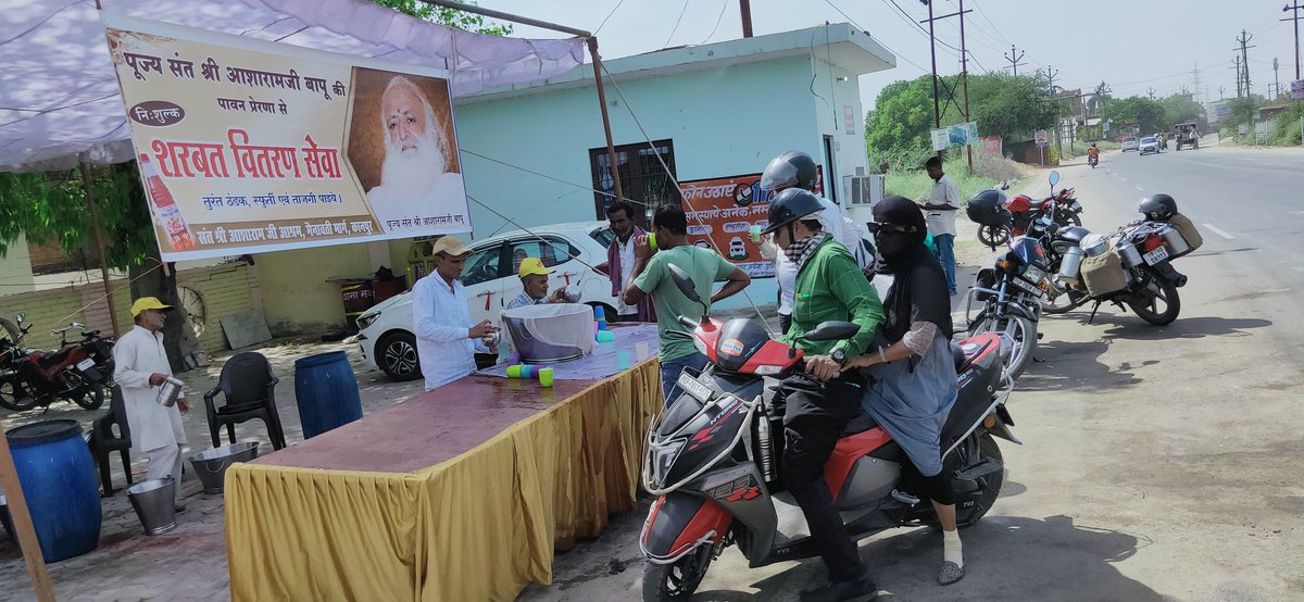 For purifying our vices and developing spirituality, GuruSewa is a must-have.
Bapuji tell that Palash balances the SaptDhaatu and SaptRang in our body.
Hence, Palash Sharbat was distributed by #Kanpur Ashram & Samiti on #akshaytritiya .
Glimpses of the summer-essential Sewa⤵️