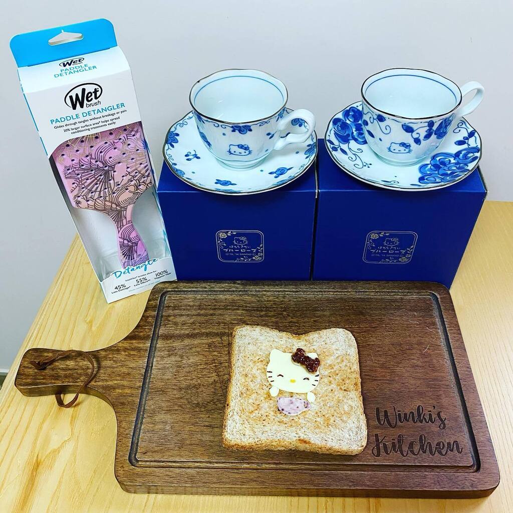 dennischong's tweet photo. 昨晚老婆嘅朋友送左梳同Hello Kitty茶杯
結果今朝嘅早餐係Hello Kitty拎住杯茶杯😅

#老婆週末福利 
#朝食 #Hellokitty  #ハローキティ #Sanrio  #サンリオ https://t.co/www1wRLcRZ https://t.co/ElThKESfJR