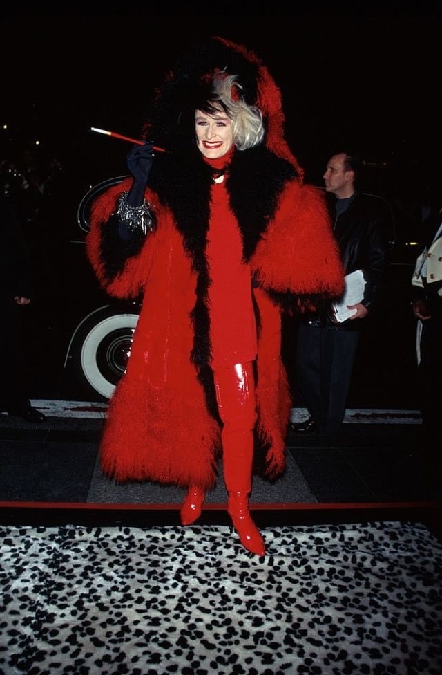 liamgareau's tweet photo. Glenn Close at the premiere of 101 Dalmatians. Obviously. https://t.co/VyChbKbHiC