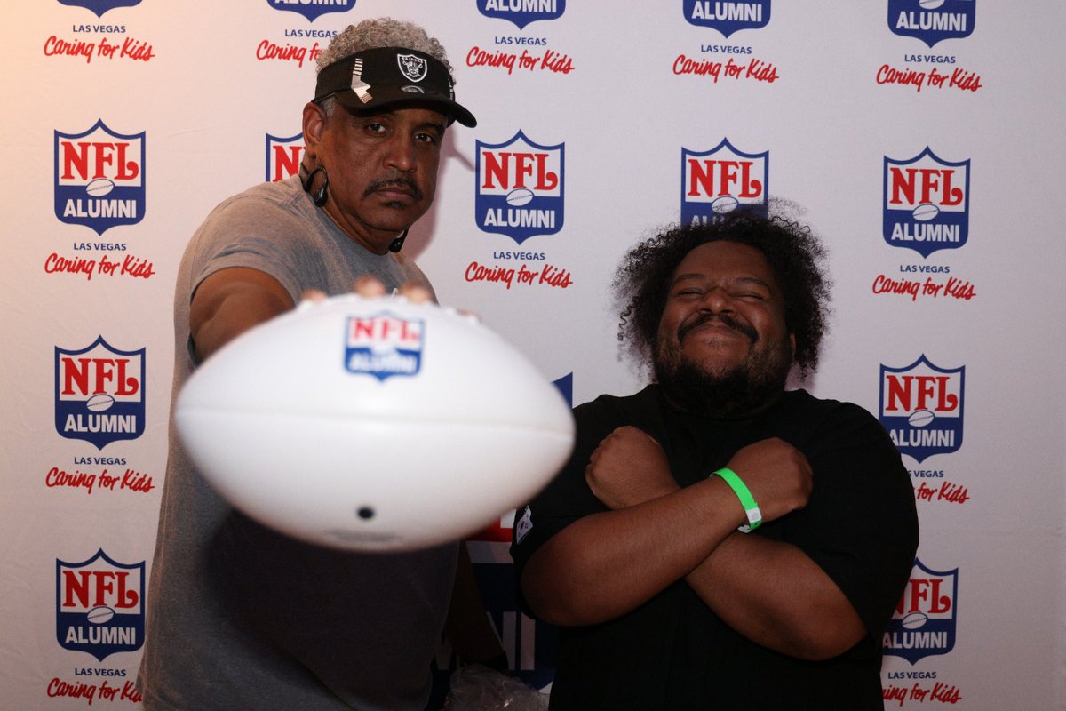 DubyuhJaycee's tweet photo. That’s my dad y’all. #NFLDad 🥹 https://t.co/06EqJSFcnU