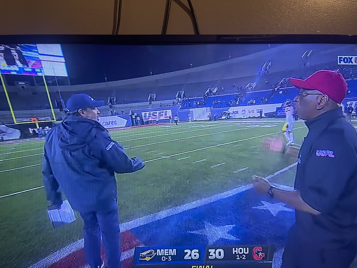 SpringFBZone's tweet photo. Todd Haley was mad about something postgame with the Gamblers’ coach Curtis Johnson and wouldn’t shake hands.

This is the second week Haley has done this as he was angry with Skip Holtz and Birmingham for “running up the score” in the 42-2 game.

Memphis is now 0-3. 
#USFL https://t.co/FsipBHWLSe