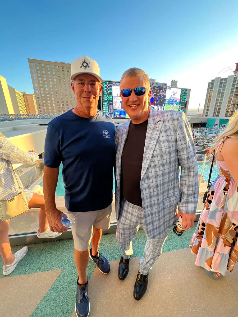 Our CEO/Owner @DerekJStevens with baseball legend and true artist of the pitcher’s mound, Hall of Famer @gregmaddux. ⚾️🙌 @baller_poker #CircaLasVegas #StadiumSwim #BallerDream