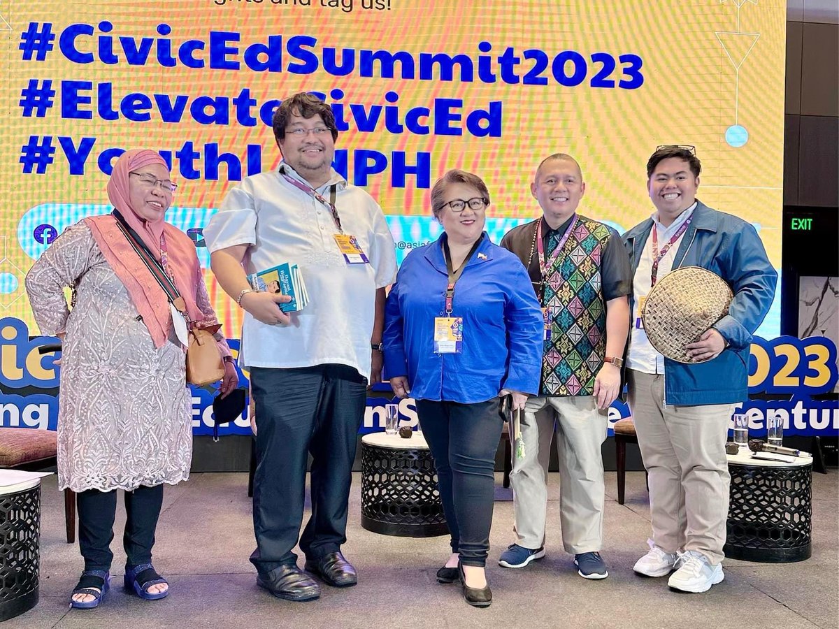 mightymagulang's tweet photo. “One of these things is not like the other”. Ako lang ang hindi guro!
(L-R) Prof. Rufa Guiam, @Xiao_Chua , moi, Dr. Clement Camposano and Teacher PJ Del Rosario Hernandez. #kembot 2/2 https://t.co/ymnUNN6tqk