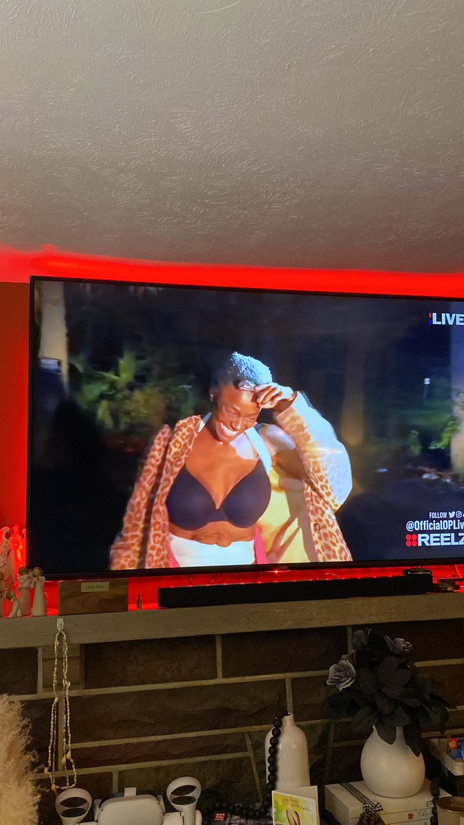 deaconsample's tweet photo. Definitely didn’t think she’d have a bow under her wig.. fashionista? @ReelzChannel @OfficialOPLive @OnPatrolLive #OPLive #OPLiveNation #OnPatrolLive #OPNation https://t.co/mtV6e8VJpX