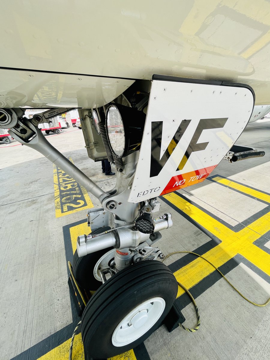 tweetpratikm's tweet photo. All set to fly back to VABB from WSSS. Flying with an avg cruising speed of M.78, will cover 2284nm in 5hrs27mins. Fuel uplift of 19.8tons. #vistara #airbus #a321Neo #lifeontheramp #leap1a #vttvf #UK106 https://t.co/yyrqUTTwWT