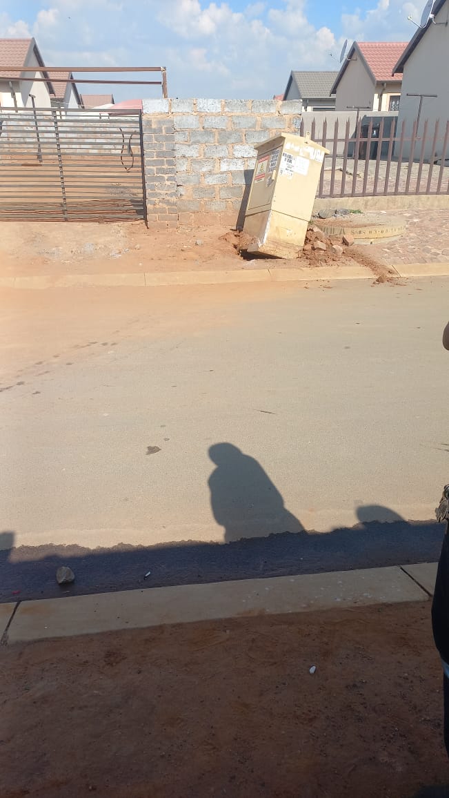 ke_thabo's tweet photo. @City_Ekurhuleni @CoE_Call_Centre we have not had power for 2 days now. Call Ref: 1074 &amp; 1072. Alliance X4, 2016 Kula Kangri street. https://t.co/RGNlcN18o4