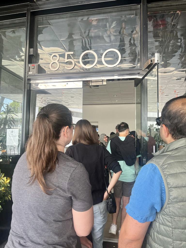 CalTurks's tweet photo. Bugün Los Angeles Başkonsolosluğunda oy vermenin ilk günüydü.  Belki 1.000’den fazla vatandaşımızın oy verebilmesi için durmaksızın çalışan  @TRConsuLA görevli ve gönüllülerine içten teşekkürler. Los Angeles’ta oyunuzu kullandıysanız, yanıtlayın ve #LosAngelestaOyVerdim yazın. https://t.co/ZKMu9hby5I