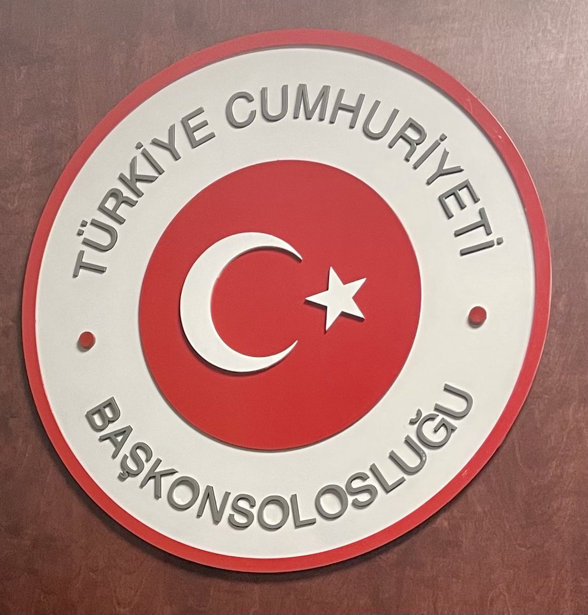 CalTurks's tweet photo. Bugün Los Angeles Başkonsolosluğunda oy vermenin ilk günüydü.  Belki 1.000’den fazla vatandaşımızın oy verebilmesi için durmaksızın çalışan  @TRConsuLA görevli ve gönüllülerine içten teşekkürler. Los Angeles’ta oyunuzu kullandıysanız, yanıtlayın ve #LosAngelestaOyVerdim yazın. https://t.co/ZKMu9hby5I