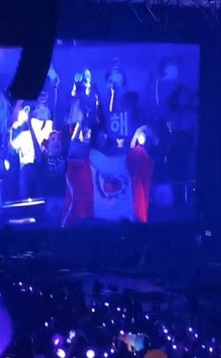 📸 La bandera peruana presente desde el D1, D2 y ahora en el D3 de conciertos de Yoongi (apareciendo en la LED) 🥹🇵🇪

Armys de Perú que asistieron manteniéndonos presente a todxs que no pudimos asistir a su concierto ;) 💜
#SUGA_AgustD_Tour_in_Newark
#D_DAY_Tour_D3 @BTS_twt