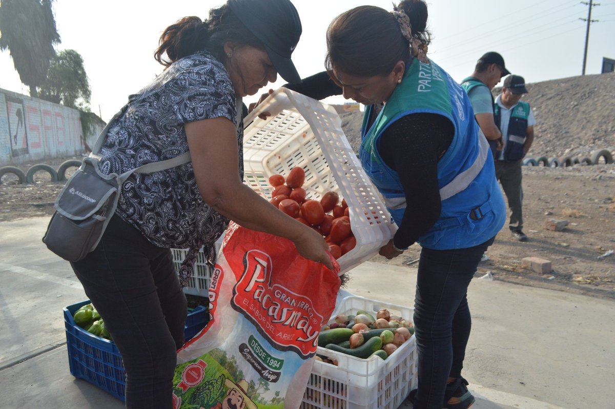 MuniLima's tweet image. ¡Seguimos llegando a más ollitas comunes! 🍲🫕 Gracias al apoyo de los comerciantes de @emmsalima, recolectamos toneladas de alimentos nutritivos, los mismos que fueron distribuidos en el distrito de #Ancón.