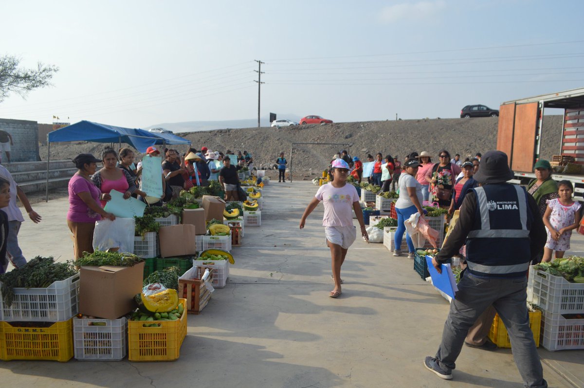 MuniLima's tweet image. ¡Seguimos llegando a más ollitas comunes! 🍲🫕 Gracias al apoyo de los comerciantes de @emmsalima, recolectamos toneladas de alimentos nutritivos, los mismos que fueron distribuidos en el distrito de #Ancón.