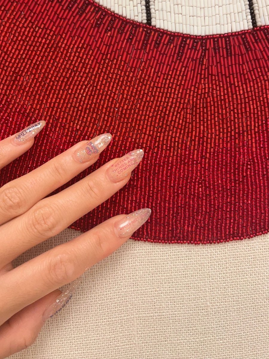 A nice Saturday afternoon, went shopping with my friend, bought some ornaments and changed the color of my nails, I really like it!📷📷