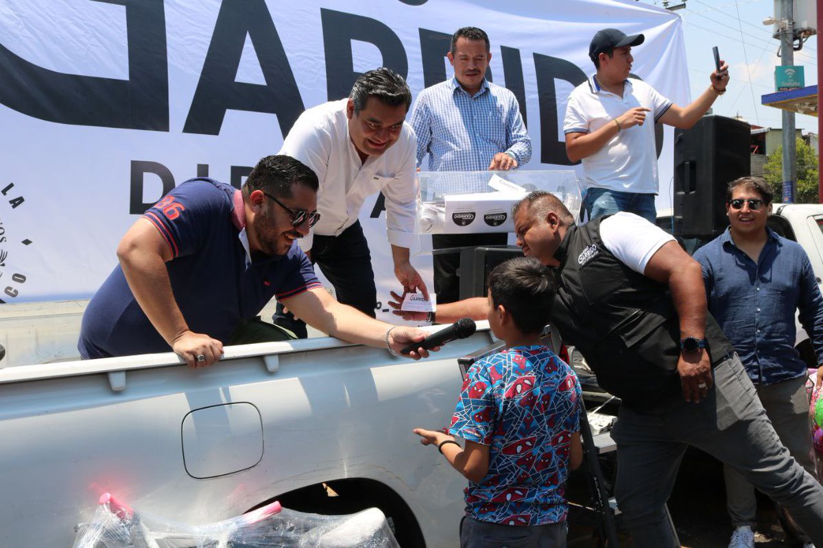 GarridoDiego_'s tweet photo. Esto es un poco de lo que se vivió en la celebración del día del niño en Guadalupe Proletaria en Gustavo A. Madero.

Entregamos regalos a todos los niños, juguetes, rifamos bicis y los apapachamos con un show de payasos. https://t.co/K1228ahcWJ