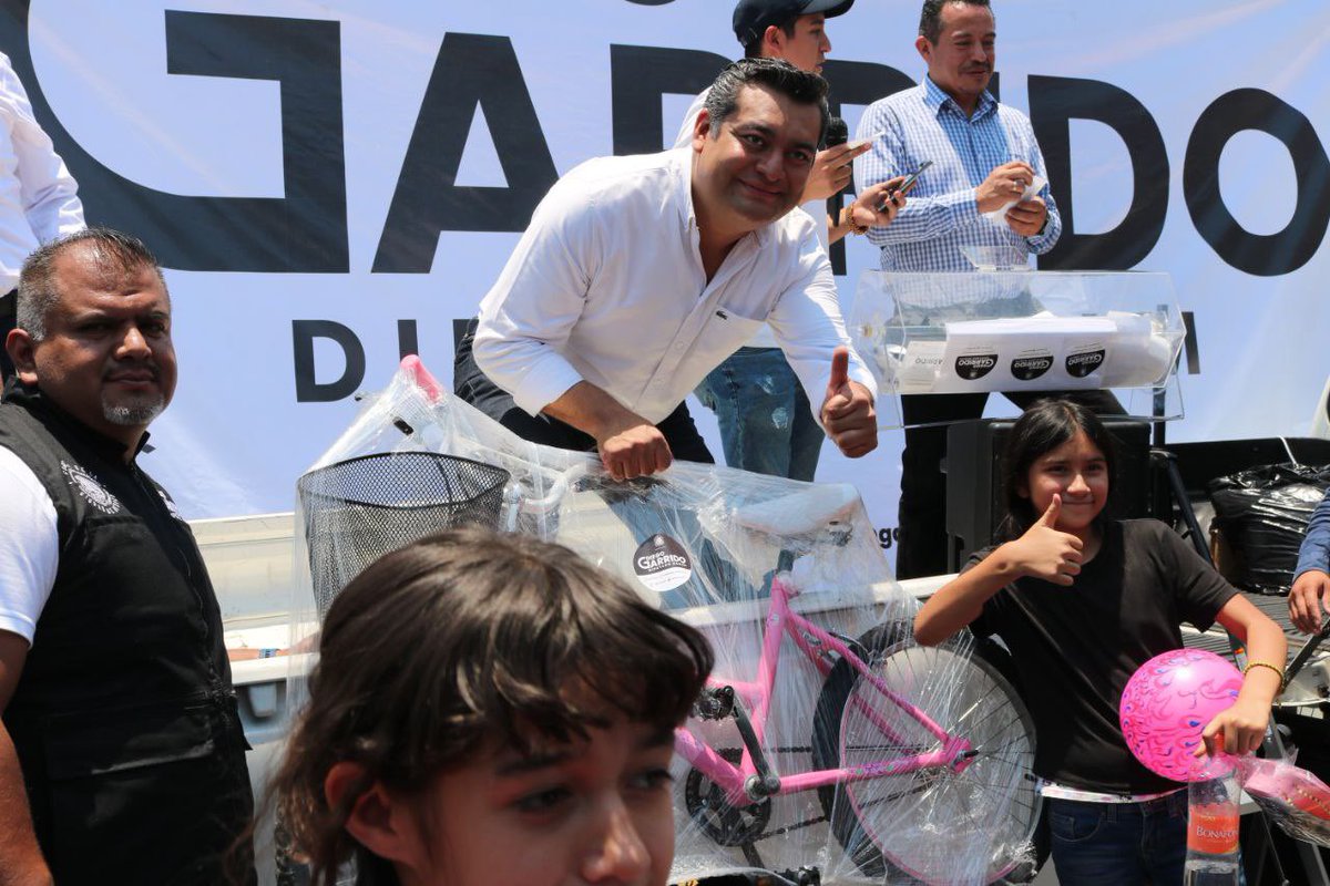 GarridoDiego_'s tweet photo. Esto es un poco de lo que se vivió en la celebración del día del niño en Guadalupe Proletaria en Gustavo A. Madero.

Entregamos regalos a todos los niños, juguetes, rifamos bicis y los apapachamos con un show de payasos. https://t.co/K1228ahcWJ
