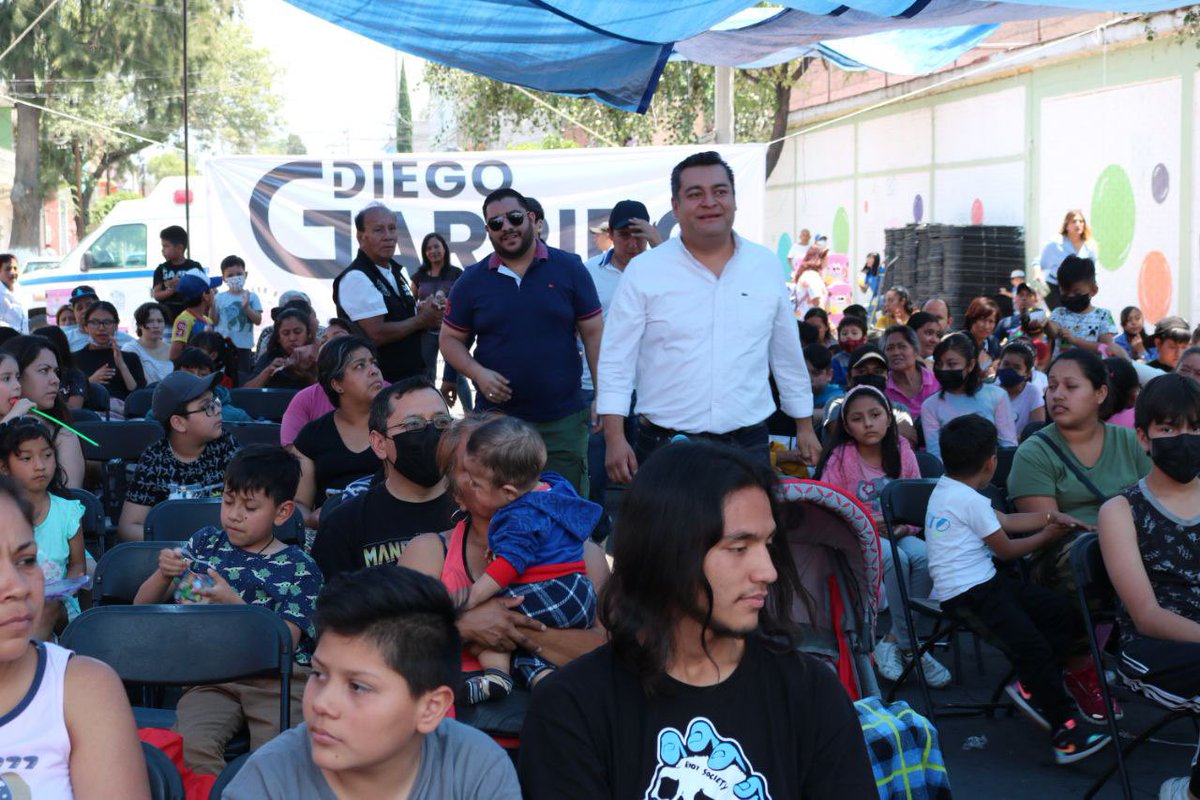 GarridoDiego_'s tweet photo. Esto es un poco de lo que se vivió en la celebración del día del niño en Guadalupe Proletaria en Gustavo A. Madero.

Entregamos regalos a todos los niños, juguetes, rifamos bicis y los apapachamos con un show de payasos. https://t.co/K1228ahcWJ