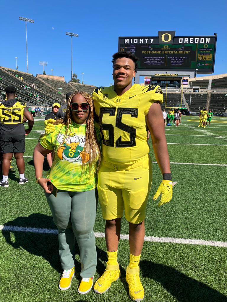 msyasmin's tweet photo. Great beginning! Everyone is amazing in Eugene. This is the first time wearing a jersey with your name on it. I'm so happy for you. 😭💚💛💚💛 #NeverGiveUp #HarlemFlock #ScoDucks https://t.co/OmpFtWrTkf
