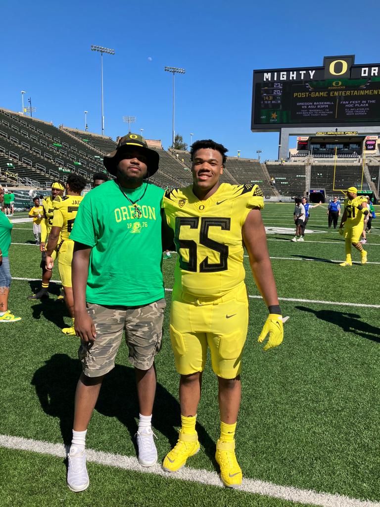 msyasmin's tweet photo. Great beginning! Everyone is amazing in Eugene. This is the first time wearing a jersey with your name on it. I'm so happy for you. 😭💚💛💚💛 #NeverGiveUp #HarlemFlock #ScoDucks https://t.co/OmpFtWrTkf