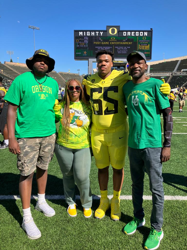 msyasmin's tweet photo. Great beginning! Everyone is amazing in Eugene. This is the first time wearing a jersey with your name on it. I'm so happy for you. 😭💚💛💚💛 #NeverGiveUp #HarlemFlock #ScoDucks https://t.co/OmpFtWrTkf