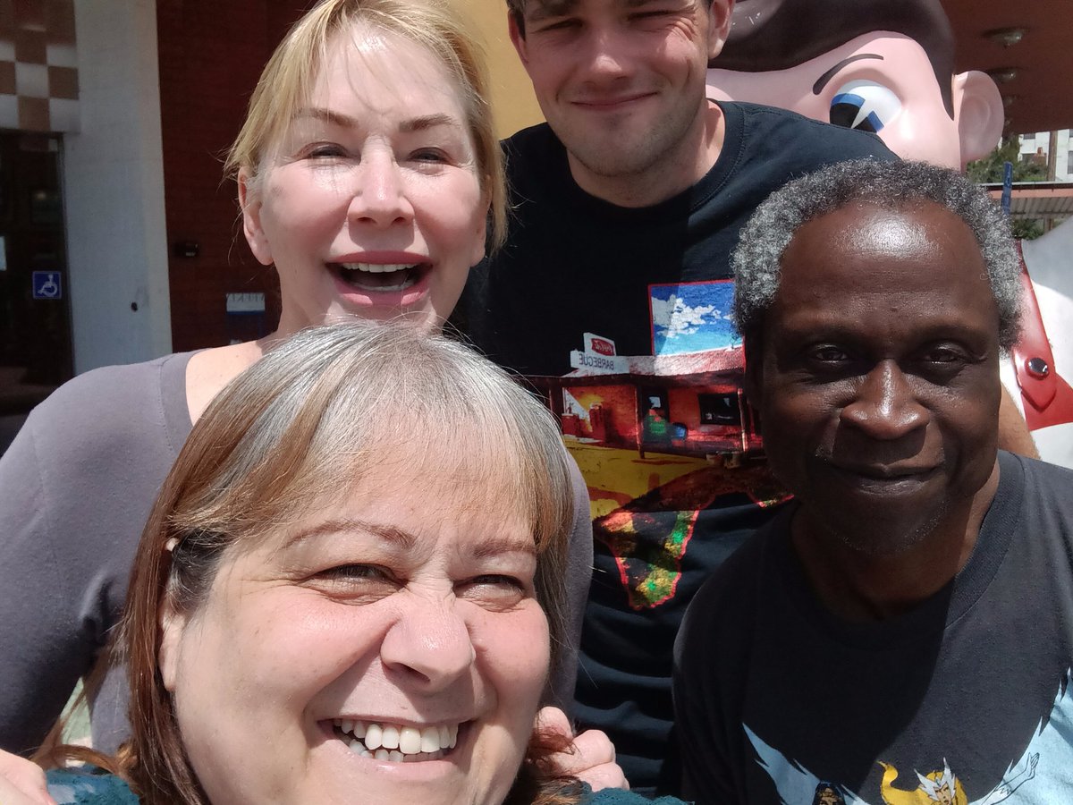 button__lady's tweet image. Went to a phenomenal reunion lunch at @BobsBigBoy in Burbank with @WilliCaroline. It's been too long! Let's do lunch again soon!