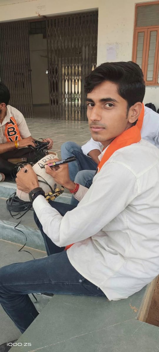 ABVPJodhpur's tweet photo. विकासार्थ विद्यार्थी (स्टूडेंट्स फॉर डेवलपमेंट) के कार्यकर्ताओं द्वारा राजकीय महाविद्यालय नागौर में बेजुबान पक्षियों के लिए परिंडे लगाए। छात्रों ने परिन्डों में नियमित दाना-पानी डालने का भी संकल्प लिया।
#sfdjodhpur
#sfdvoice
#ABVPJodhpurPrant https://t.co/SQ3RhbYAks