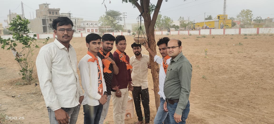 ABVPJodhpur's tweet photo. विकासार्थ विद्यार्थी (स्टूडेंट्स फॉर डेवलपमेंट) के कार्यकर्ताओं द्वारा राजकीय महाविद्यालय नागौर में बेजुबान पक्षियों के लिए परिंडे लगाए। छात्रों ने परिन्डों में नियमित दाना-पानी डालने का भी संकल्प लिया।
#sfdjodhpur
#sfdvoice
#ABVPJodhpurPrant https://t.co/SQ3RhbYAks
