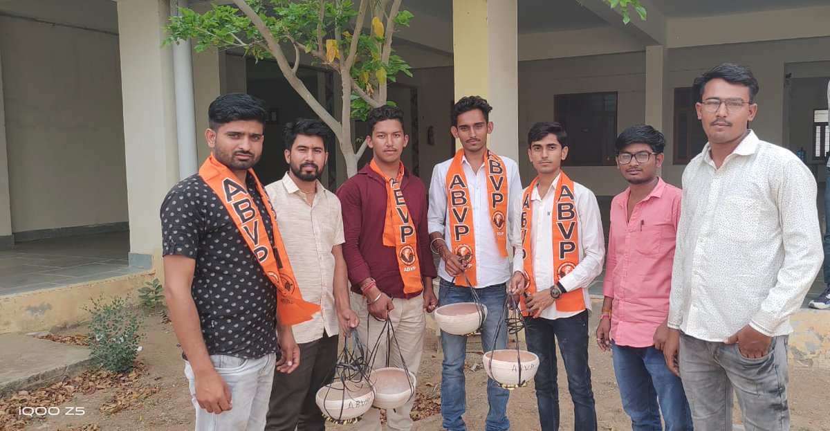 ABVPJodhpur's tweet photo. विकासार्थ विद्यार्थी (स्टूडेंट्स फॉर डेवलपमेंट) के कार्यकर्ताओं द्वारा राजकीय महाविद्यालय नागौर में बेजुबान पक्षियों के लिए परिंडे लगाए। छात्रों ने परिन्डों में नियमित दाना-पानी डालने का भी संकल्प लिया।
#sfdjodhpur
#sfdvoice
#ABVPJodhpurPrant https://t.co/SQ3RhbYAks