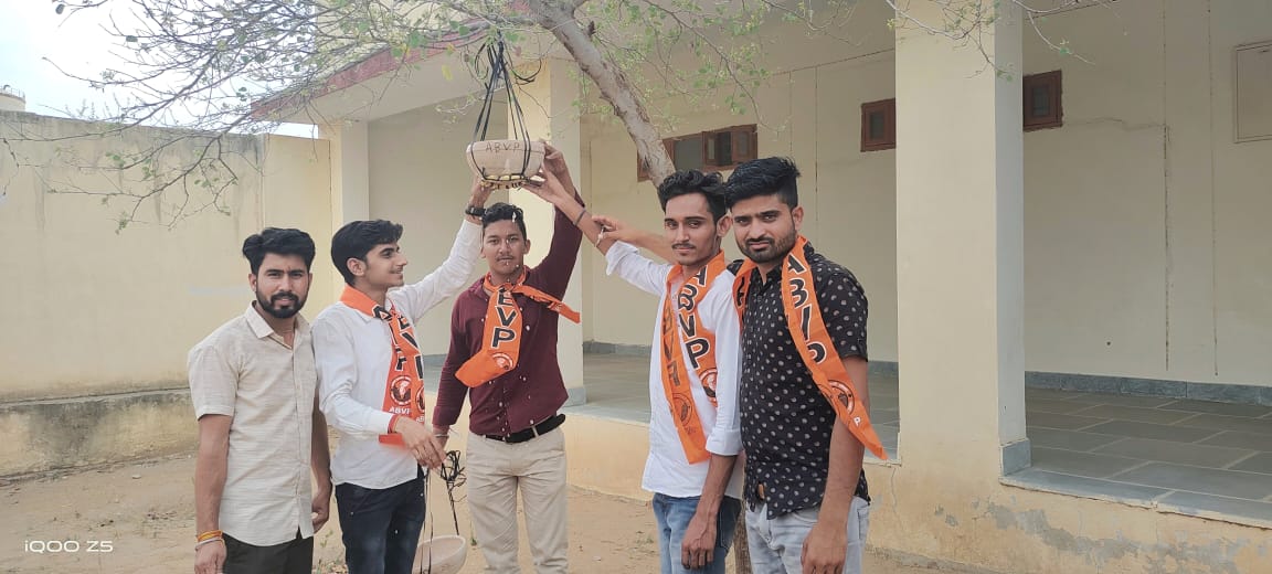 ABVPJodhpur's tweet photo. विकासार्थ विद्यार्थी (स्टूडेंट्स फॉर डेवलपमेंट) के कार्यकर्ताओं द्वारा राजकीय महाविद्यालय नागौर में बेजुबान पक्षियों के लिए परिंडे लगाए। छात्रों ने परिन्डों में नियमित दाना-पानी डालने का भी संकल्प लिया।
#sfdjodhpur
#sfdvoice
#ABVPJodhpurPrant https://t.co/SQ3RhbYAks