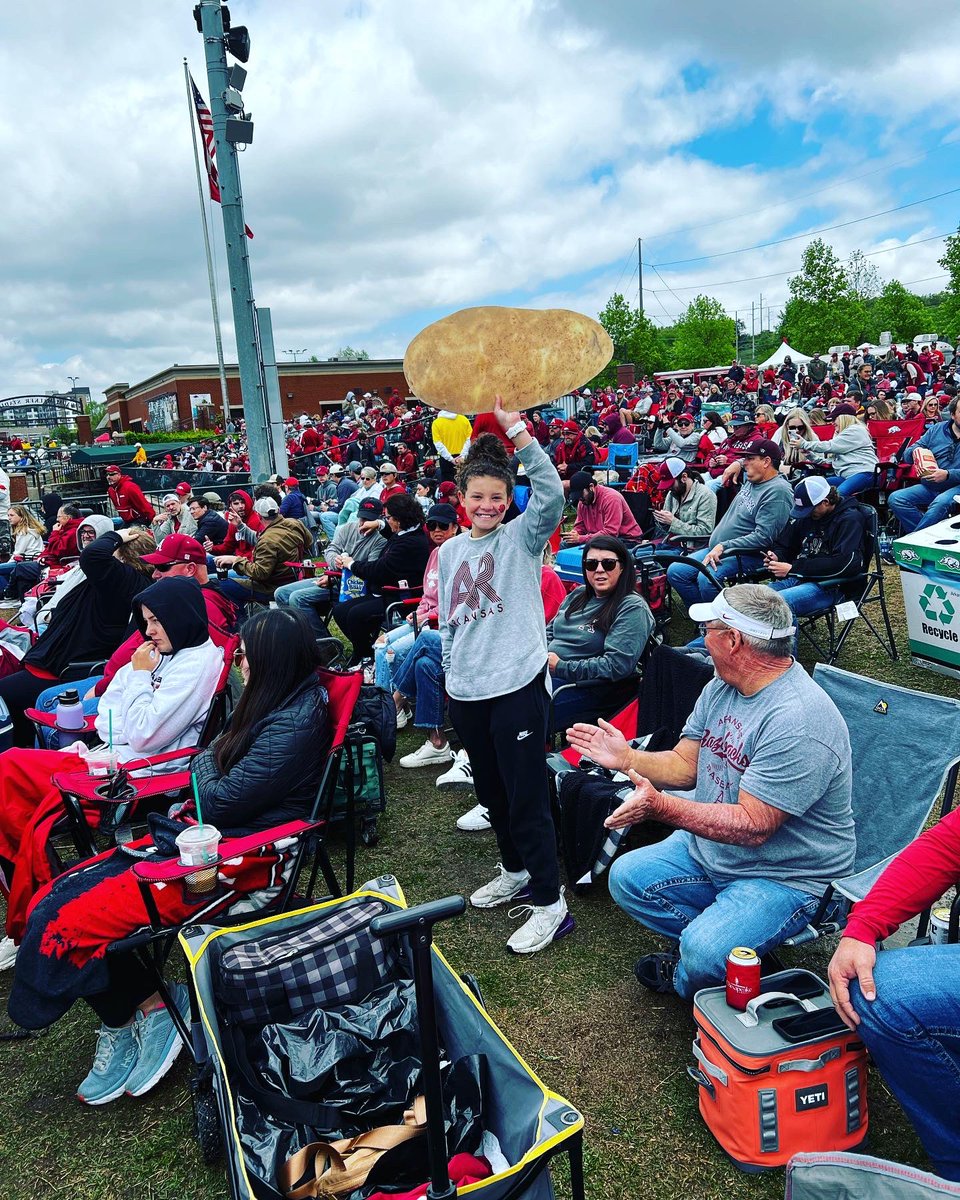 tater_guy's tweet photo. With tater girl out of town, was seriously lackin weetater. Then this awesome girl stepped in & killed it. Thnx for the help kid! #weetaterhelp #eatyourtaters #tatersgonnatate #hogsvaggies2023 #game2 #omahogs #thisisbaseball #hogpen #woopig #gohogs #hogbaseball #espn #secnetwork https://t.co/yx1DeroKvH