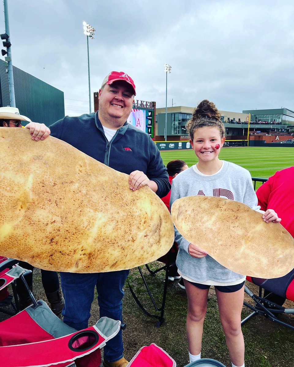 tater_guy's tweet photo. With tater girl out of town, was seriously lackin weetater. Then this awesome girl stepped in & killed it. Thnx for the help kid! #weetaterhelp #eatyourtaters #tatersgonnatate #hogsvaggies2023 #game2 #omahogs #thisisbaseball #hogpen #woopig #gohogs #hogbaseball #espn #secnetwork https://t.co/yx1DeroKvH