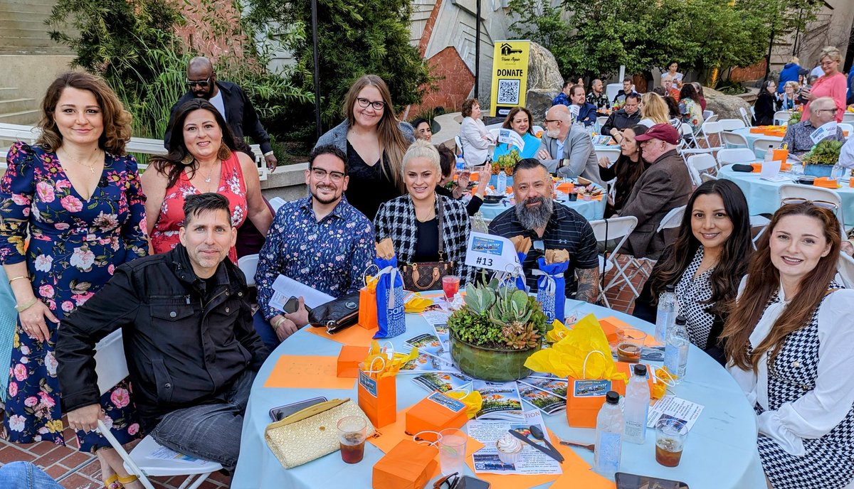 acalagias's tweet photo. It's a little brisk tonight, and #HomeAgainLA is getting things warmed up for some FUNdraising! @LogixFCU is supporting this organization again - proud to accept the invitation to make a difference for nearly a decade! Thx @RentPoet - you're a genius with words! #orangeweglad https://t.co/RTKIaIlF7C