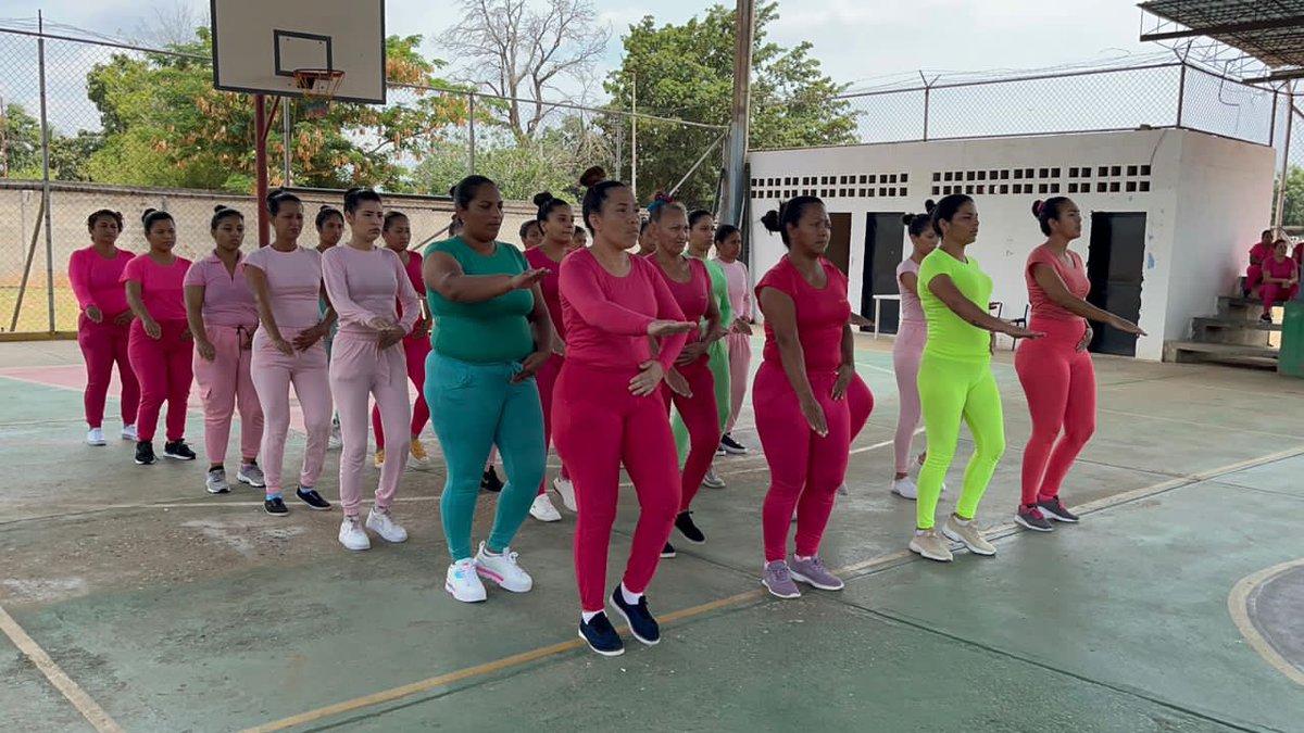 Derecho_paz's tweet photo. Compartimos en actividades culturales y de demostración de orden cerrado por parte de la población penitenciaria. Seguimos trabajando para garantizar el cumplimiento del fortalecimiento del Sistema Penitenciario establecido en las líneas de la Gran Misión Cuadrantes de Paz. https://t.co/HzswgKHWDa
