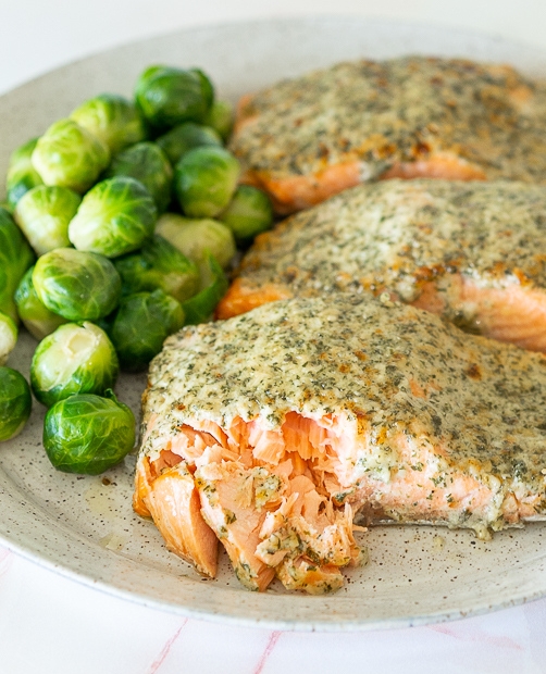 HealthNkitchen's tweet image. Keto Baked Garlic Parmesan Salmon Recipe

This low-carb salmon goes from the freezer to the table in less than 30 minutes, making it the perfect busy week night meal, that the whole family will enjoy! 

healthstartsinthekitchen.com/baked-garlic-p…

#keto #lowcarb