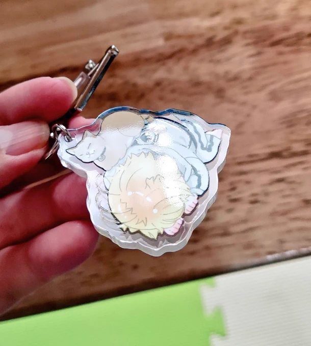 ちびにゃんゴメン寝アクキーも届いた。表面クリア加工してるので擦れても安心なのだ。