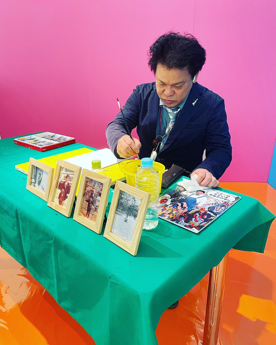 JimmyOnishi_ART's tweet photo. 沖縄でも、展示会場内に作られたジミーの部屋で絵を描いてます。
追加のサイン会も、5/3、5/4、5/5、5/6 に開催が決定！
詳しくは沖縄県立博物館・美術館のホームページから！
⁡
#ジミー大西 画業30年記念作品展
「POP OUT」
@沖縄県立博物館・美術館　2023.4.28-6.4
▶︎ https://t.co/5CIMGCSoEp https://t.co/qWe2oZnW0Y